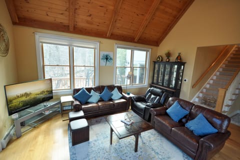 Large windows in the living room let in plenty of natural sunlight!