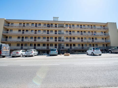 Car, Sky, Building, Window, Wheel, Vehicle, Urban Design, Road Surface, House, Residential Area