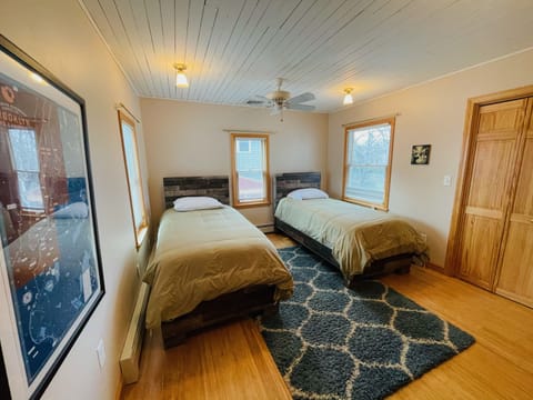 3rd bedroom with twin beds
