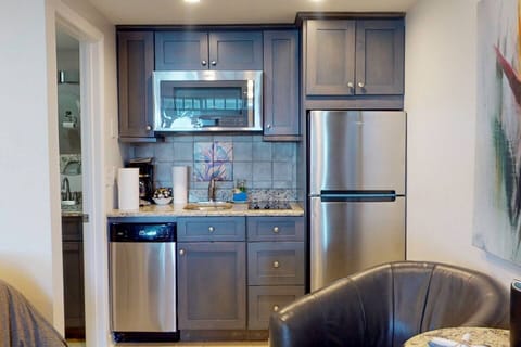 Full-size fridge, microwave, stovetop, dishwasher