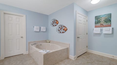 Combined shower/tub, jetted tub, hair dryer, towels