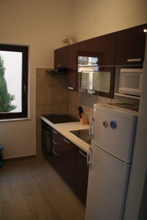 Fridge, microwave, oven, coffee/tea maker