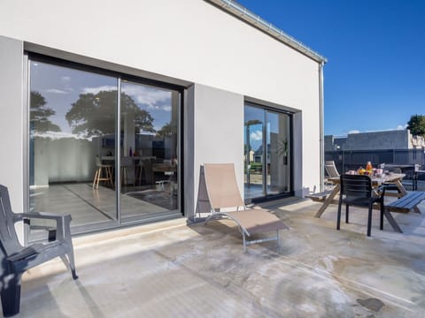 Table, Property, Cabinetry, Building, Dishware, Wood, Countertop, Interior Design, Tableware, Kitchen Appliance