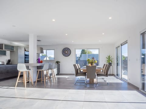 Table, Property, Cabinetry, Building, Dishware, Wood, Countertop, Interior Design, Tableware, Kitchen Appliance