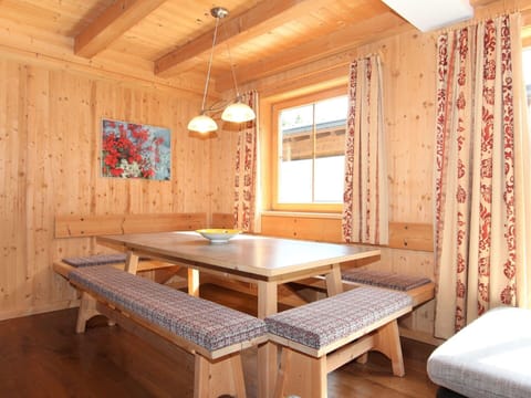 Table, Building, Furniture, Property, Window, Wood, House, Interior Design, Flooring, Floor