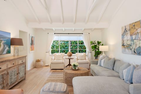 La Petite Maison - Perfectly Located in the Heart of the Upper Montecito Village House in Montecito
