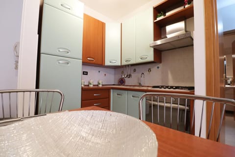 Fridge, oven, stovetop, highchair