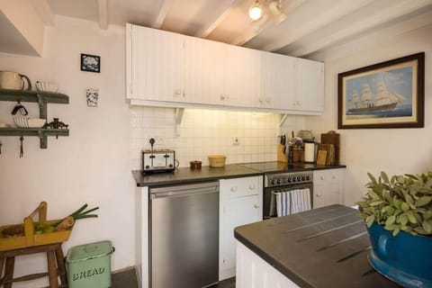 Idyllic Cottage w\/ Sea Views & Parking, Port Isaac Cottage in Port Isaac