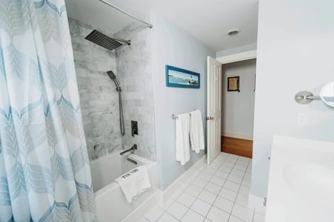 Combined shower/tub, hair dryer, towels