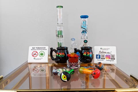 Toke in Style: Elevate Your Sessions with Trendy and Practical Accessories! ๐ฌ๏ธ๐