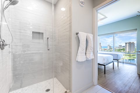 Combined shower/tub, hair dryer, towels