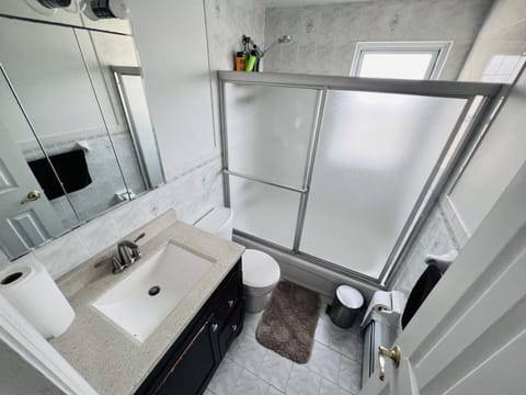 Combined shower/tub, hair dryer, bidet, towels