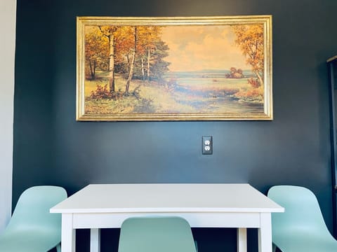 Kitchen seating area