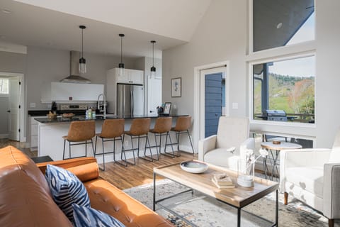 Kitchen Bar seating for five