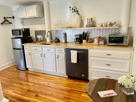 Kitchenette with dishwasher