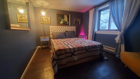 Master Bedroom (Queen bed)
