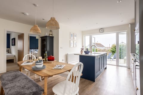 Off the Hook - Kitchen, diner, back garden