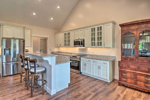 Kitchen | Fully Equipped | Granite Countertops