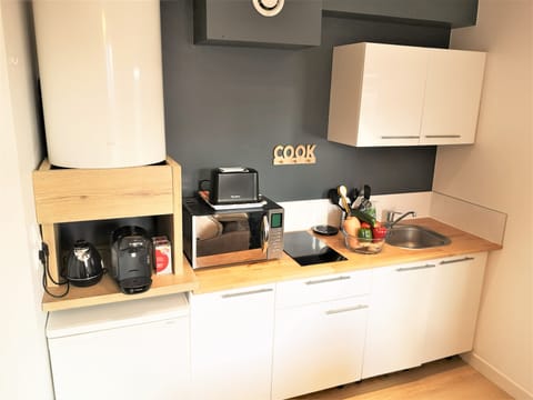 Fridge, microwave, coffee/tea maker, electric kettle