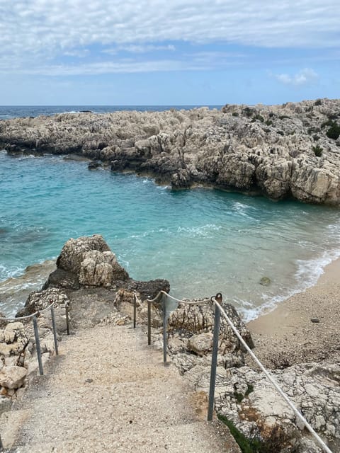 Beach nearby, sun loungers, beach towels