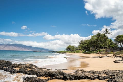 Beach nearby, sun loungers, beach towels