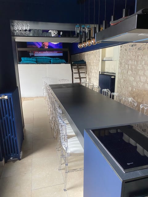 La table de l'espace salle à manger peut accueillir jusqu'à 18 personnes assises