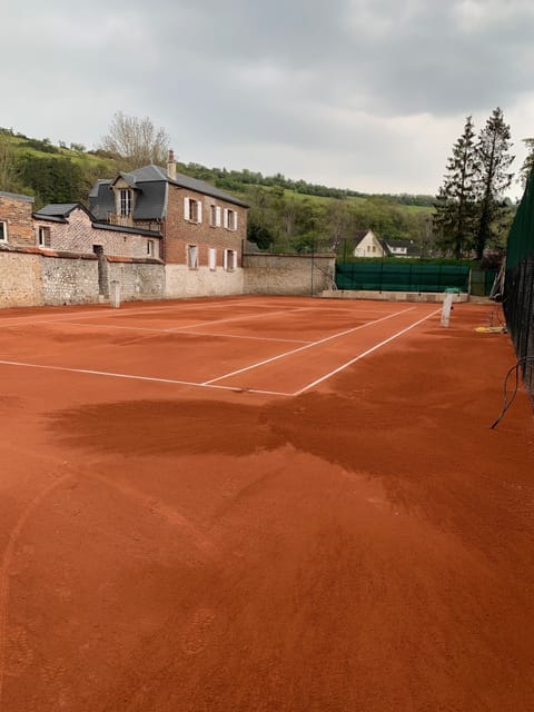 Le court en terre battue refait chaque année