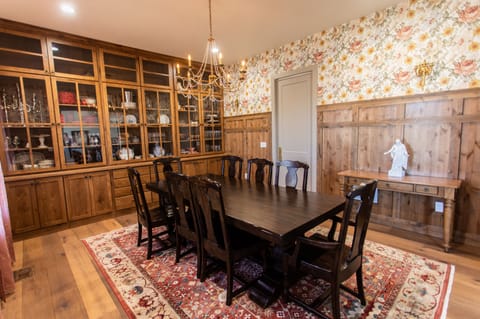 formal dining room, seats 8, up to 12 with leafs