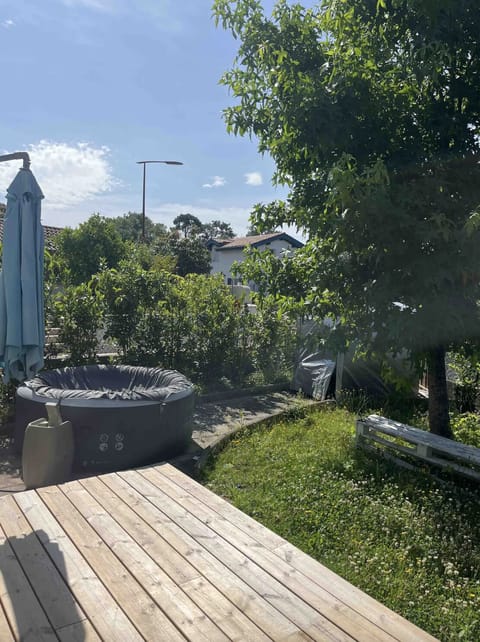 Outdoor spa tub