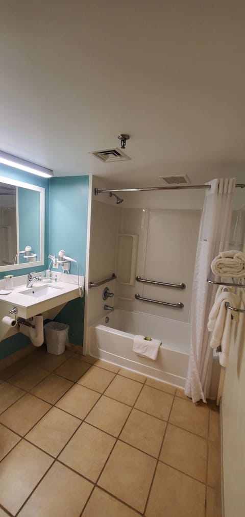 Combined shower/tub, towels, toilet paper