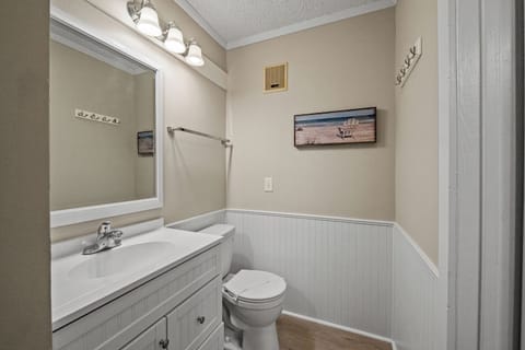 Bathroom | Combined shower/tub
