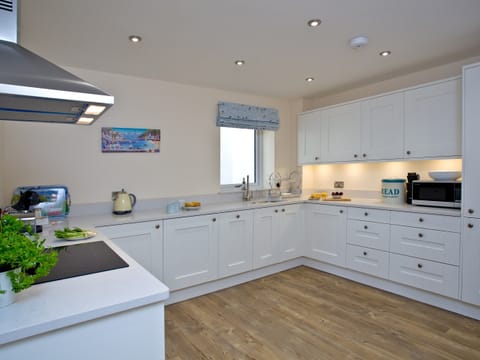Kitchen | Orestone Garden Apartment - Orestone House, Teignmouth