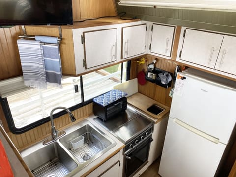 Fridge, oven, stovetop, coffee/tea maker