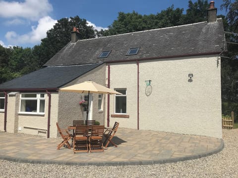 Lovely detached cottage with gravelled area and paved patio with furniture | Ingleside, Whiting Bay, Isle of Arran