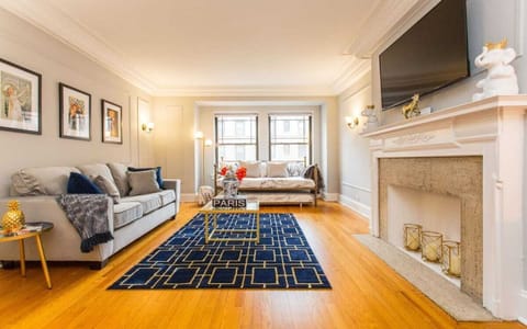 Welcome to our 2bd/2ba in Gold Coast, one of the best locations in the City!