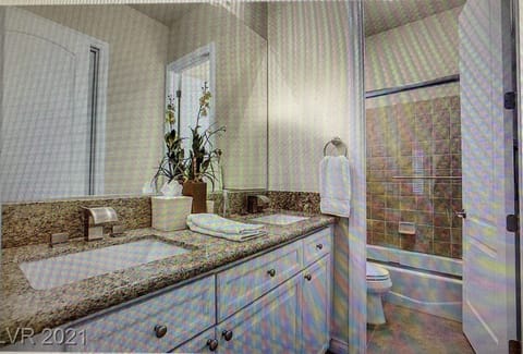 Combined shower/tub, hair dryer, towels