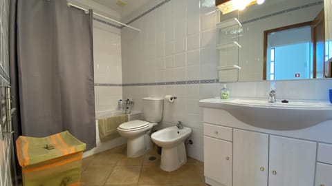 Combined shower/tub, hair dryer, bidet, towels