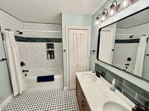 Combined shower/tub, hair dryer, towels