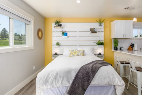 Ultra comfortable Queen size bed with 4 pillows