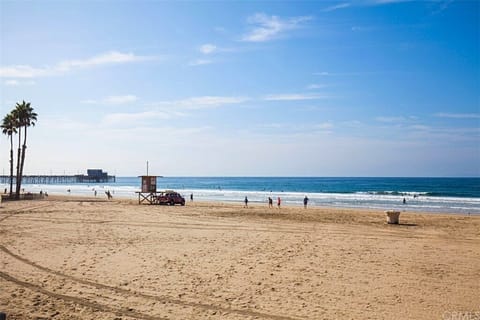 Beach nearby, sun loungers, beach towels