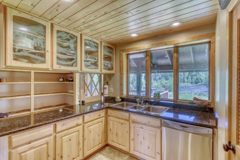 This well equipped kitchen makes cooking a basic breakfast or a Holiday Feast a dream when you have views like this. Yellowstone Riverside sleeps 10!