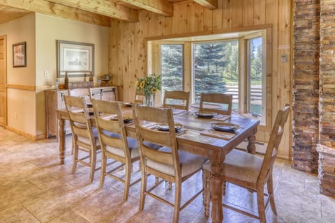 Perfect home to escape into Colorado tranquility. Dine in or hit the town in less than 5 minutes. Pagosa and Yellowstone Riverside have it all!