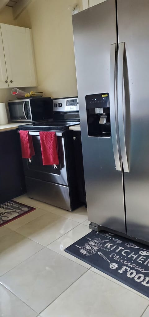 Full-size fridge, microwave, oven, stovetop