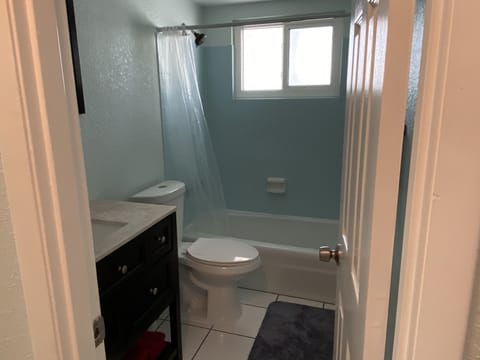 Combined shower/tub, towels