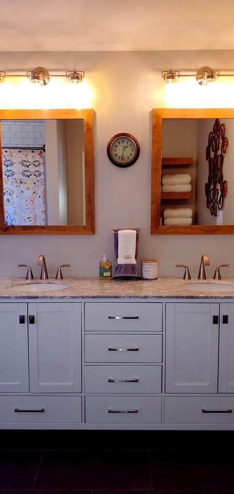 Combined shower/tub, hair dryer, towels