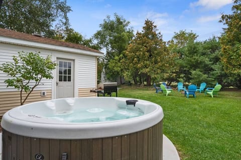 Hot tub (just steps from the door!)