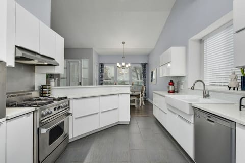 Modern, fully stocked kitchen at Water Well Wonder—spacious and ready for home-cooked meals.