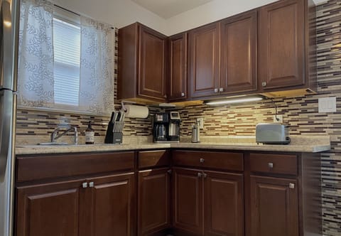Kitchen w/full refrigerator, coffeepot, toaster, dinnerware. Coffee & tea.