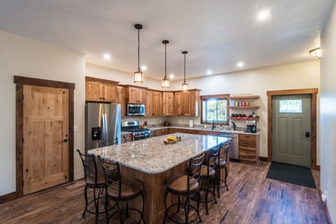 Private kitchen | Fridge, microwave, oven, stovetop