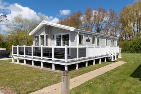 Luxury Lodge, Short Walk to Beach, Parking